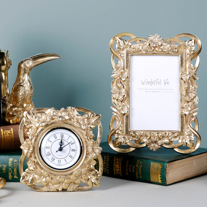 Klassische Blumenfoto -Rahmensammlung mit Tablett und Uhr