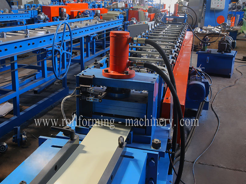 Rollformmaschine für Metalldeckenplatten