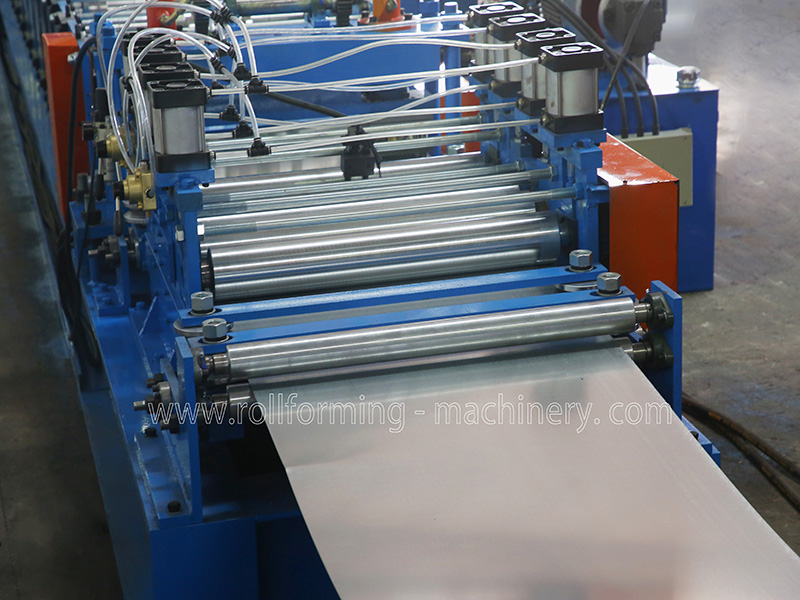Rollformmaschine für schallabsorbierende Platten