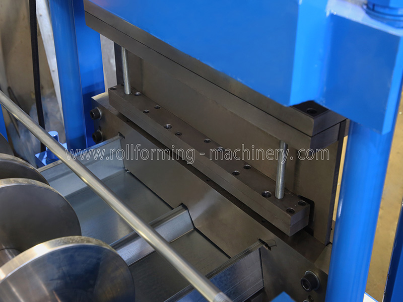 Rollformmaschine für schallabsorbierende Platten