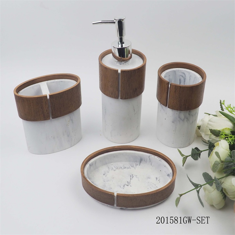 Vier Badezimmeraccessoires aus Kunstharz mit Holzmaserung und Intarsien