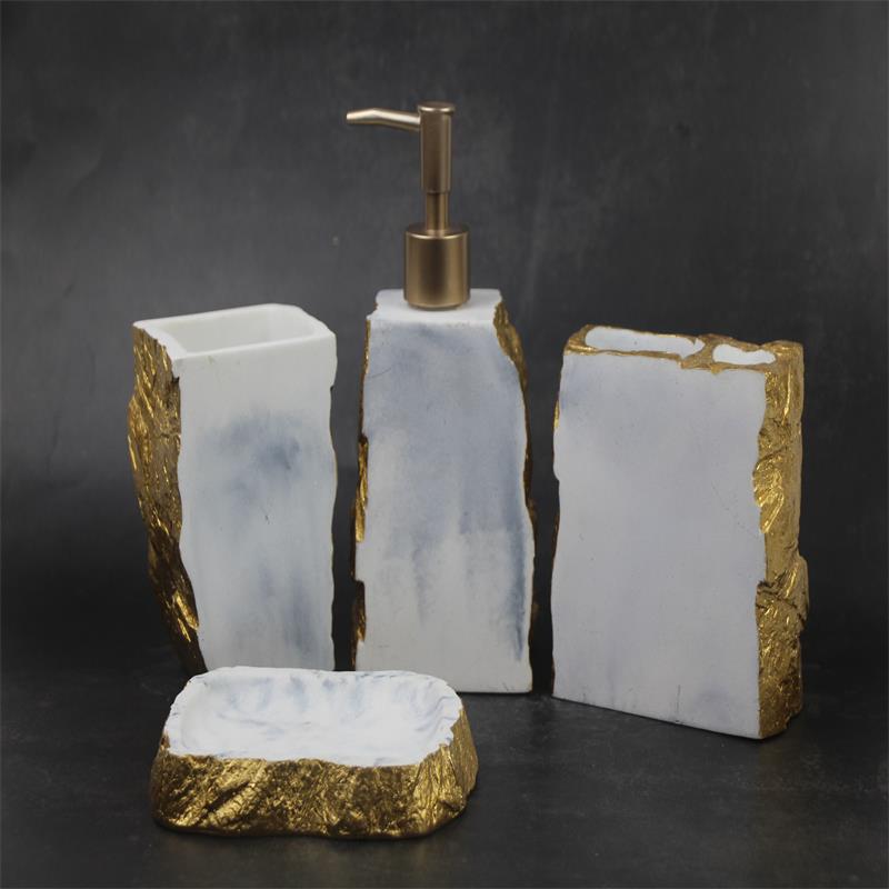 Vier Badezimmersets aus Kunstharz mit Felsstruktur zum Verkauf