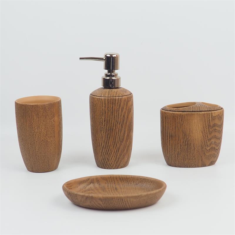 Vier Badezimmergarnituren aus Holzharz