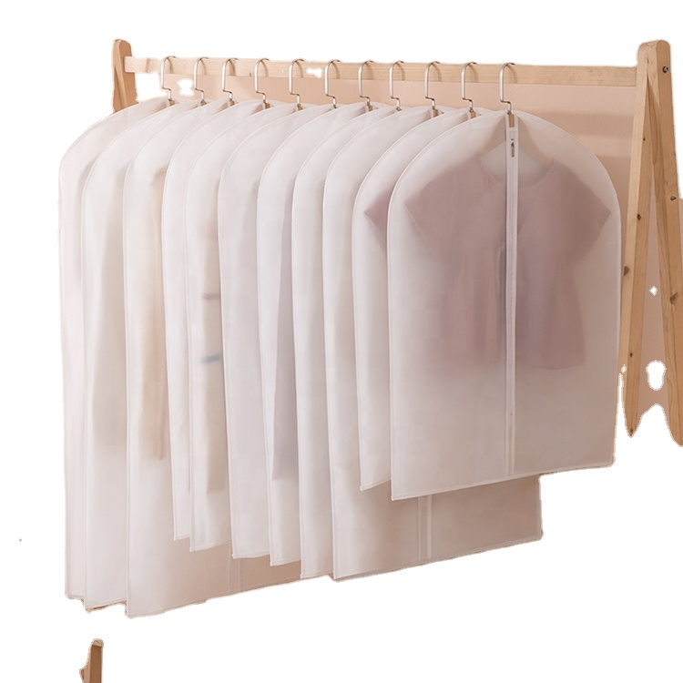 Durchscheinende Kleidung ist eine hochwertige und staubdichte recycelte Poly-Kleiderhülle zum Aufhängen in Weiß